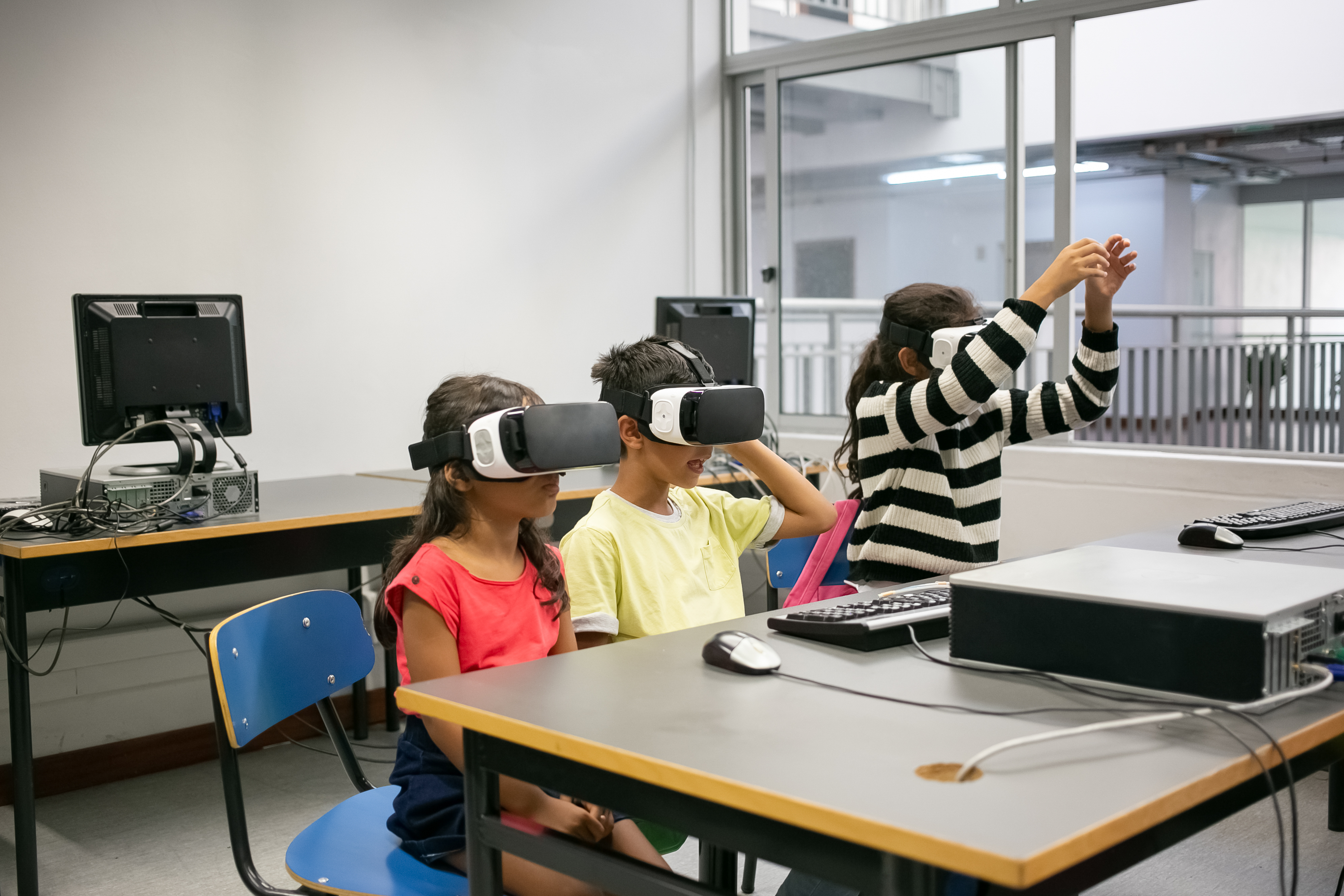 kids learning use virtual reality glasses